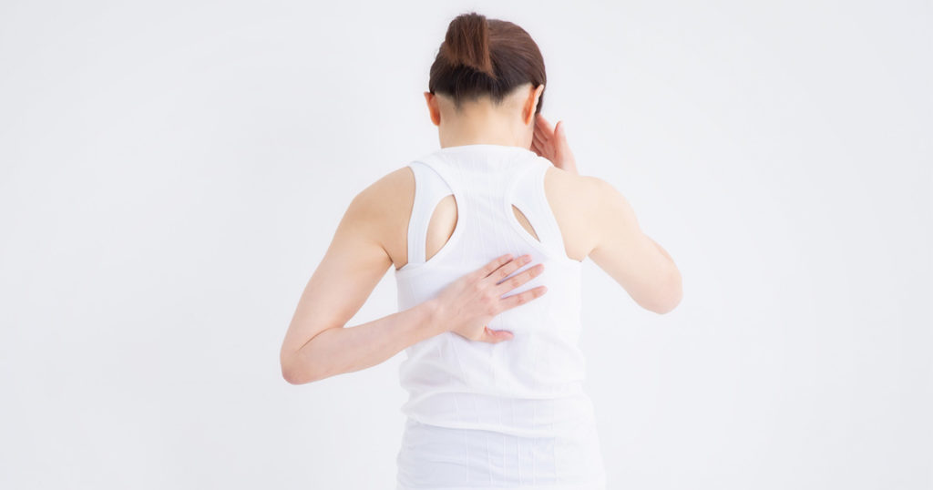 背中の痛みの原因はがんの可能性が!?あなたの症状から対処法を解説