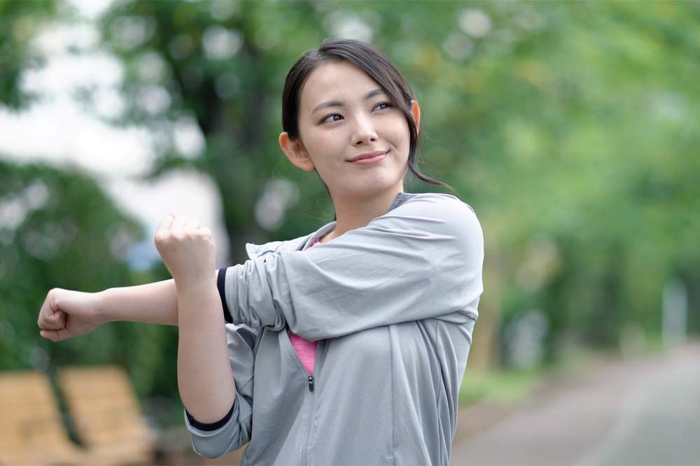 健康に気を付けて運動する女性