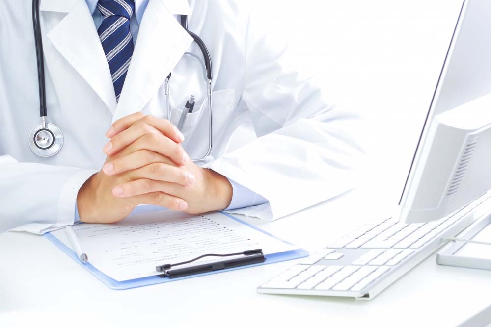 医師が患者に対して正しい減塩指導をしているところ