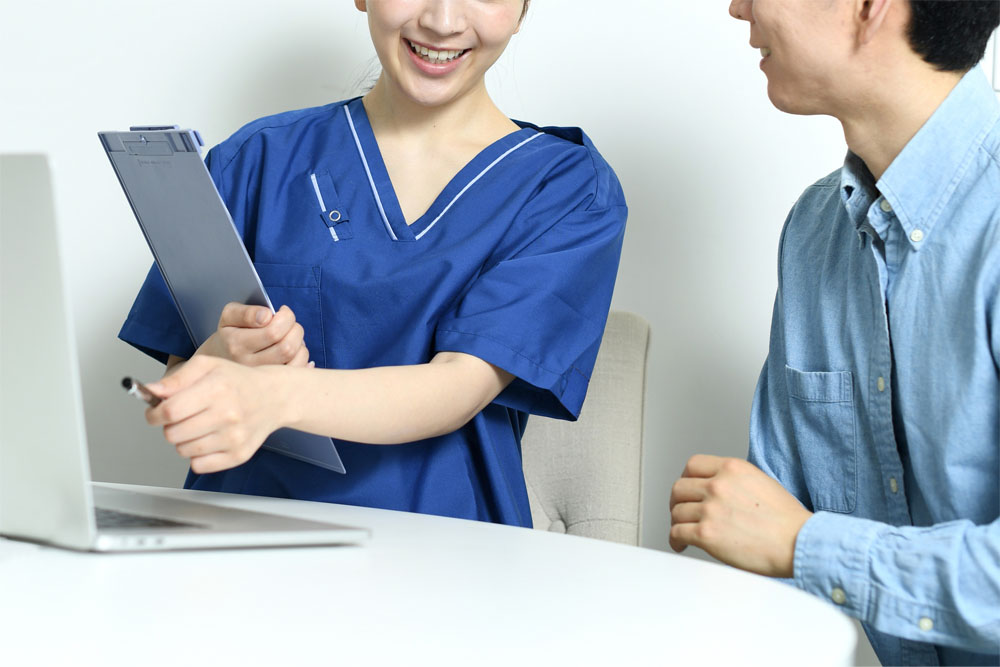 医師とコレステロールとの向き合い方を相談する患者