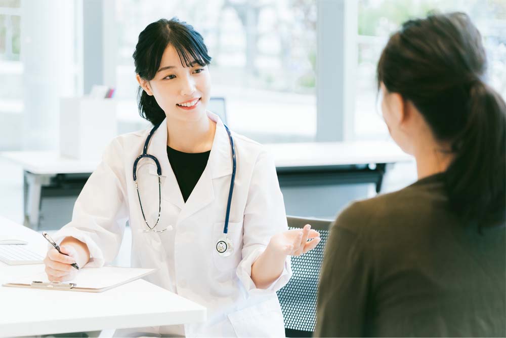 医師が検査の流れを患者に対して説明しているところ